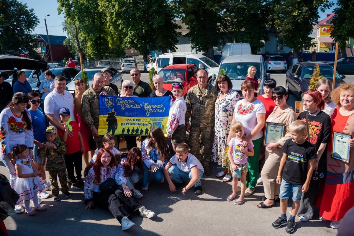 Наєв передав волонтерам Білоцерківщини підписаний Залужним прапор