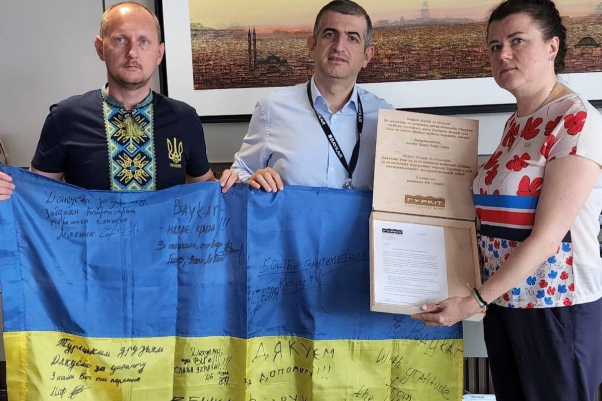 Директору компанії Baykar подарували прапор, який підписали захисники України з батальйону "ДаВінчі" Директору компанії Baykar подарували прапор, який підписали захисники України з батальйону "ДаВінчі"