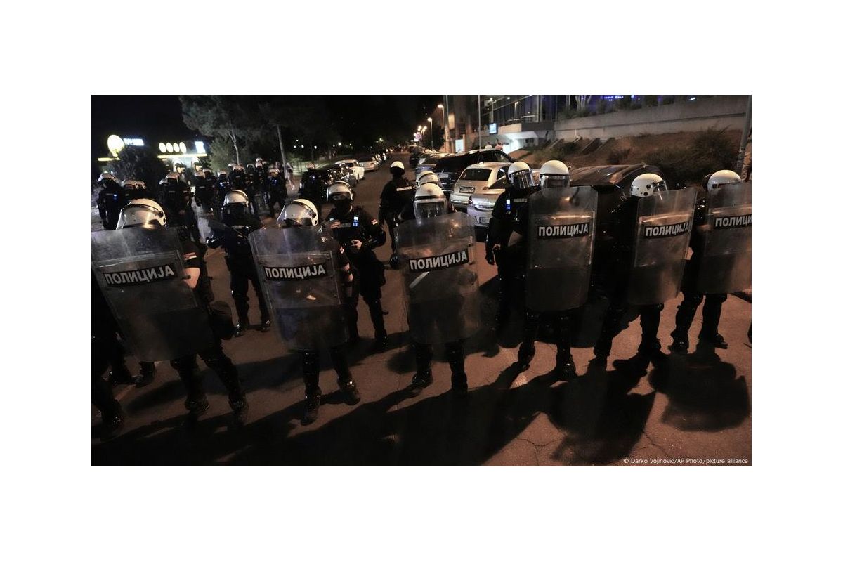 Антиурядові протести у Сербії не вщухають кілька діб поспіль Антиурядові протести у Сербії не вщухають кілька діб поспіль