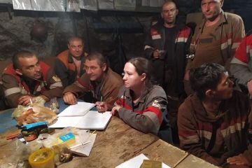 У Кривому Розі до акції протесту гірників приєднуються залізничники У Кривому Розі до акції протесту гірників приєднуються залізничники