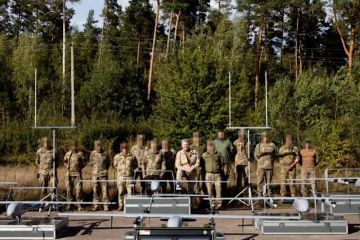 Порошенко привіз військовим шість БПЛА «Очі Арти», хлопці кажуть – один дрон може замінити роту солдат Порошенко привіз військовим шість БПЛА «Очі Арти», хлопці кажуть – один дрон може замінити роту солдат