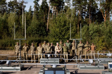 Порошенко привіз військовим шість БПЛА «Очі Арти», хлопці кажуть – один дрон може замінити роту солдат Порошенко привіз військовим шість БПЛА «Очі Арти», хлопці кажуть – один дрон може замінити роту солдат