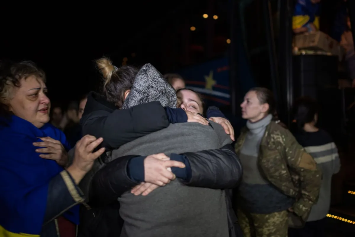 Емоційні фото звільнених сьогодні з російського полону жінок