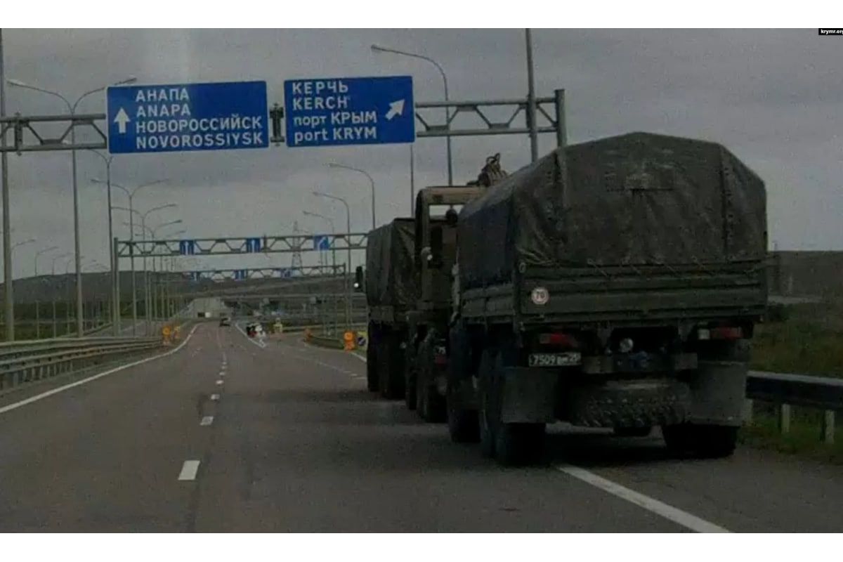 У Керчі зафіксували колону російської військової техніки У Керчі зафіксували колону російської військової техніки