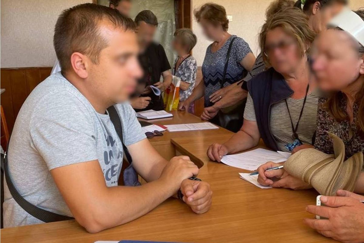 «Розвивають» зруйнований район окупованого міста – заочно повідомлено про підозру двом псевдозаступникам «голови Жовтневої районної адміністрації м. Маріуполя» «Розвивають» зруйнований район окупованого міста – заочно повідомлено про підозру двом псевдозаступникам «голови Жовтневої районної адміністрації м. Маріуполя»