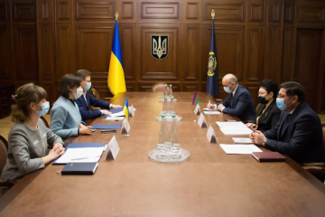 Генпрокурор Ірина Венедіктова зустрілася Надзвичайним і Повноважним Послом Азербайджанської Республіки в Україні (ФОТО) Генпрокурор Ірина Венедіктова зустрілася Надзвичайним і Повноважним Послом Азербайджанської Республіки в Україні (ФОТО)