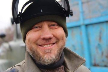 Українські воїни. Вони дуже різні. У кожного - своя історія, свої плани та мрії на майбутнє Українські воїни. Вони дуже різні. У кожного - своя історія, свої плани та мрії на майбутнє