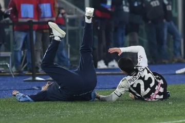 Точно в щелепу! Нападник Удінезе жорстко врізався у Мауріціо Саррі під час матчу 1/8 фіналу Кубка Італії Точно в щелепу! Нападник Удінезе жорстко врізався у Мауріціо Саррі під час матчу 1/8 фіналу Кубка Італії