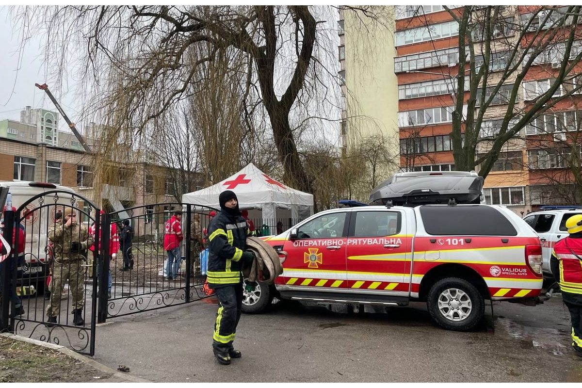 На місці досі працюють швидкі, поліція, рятувальники та психологи ДСНС На місці досі працюють швидкі, поліція, рятувальники та психологи ДСНС