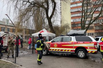 На місці досі працюють швидкі, поліція, рятувальники та психологи ДСНС На місці досі працюють швидкі, поліція, рятувальники та психологи ДСНС