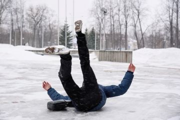 30 жителів Кривого Рогу отримали травми та ще шестеро переохолодження! 30 жителів Кривого Рогу отримали травми та ще шестеро переохолодження!