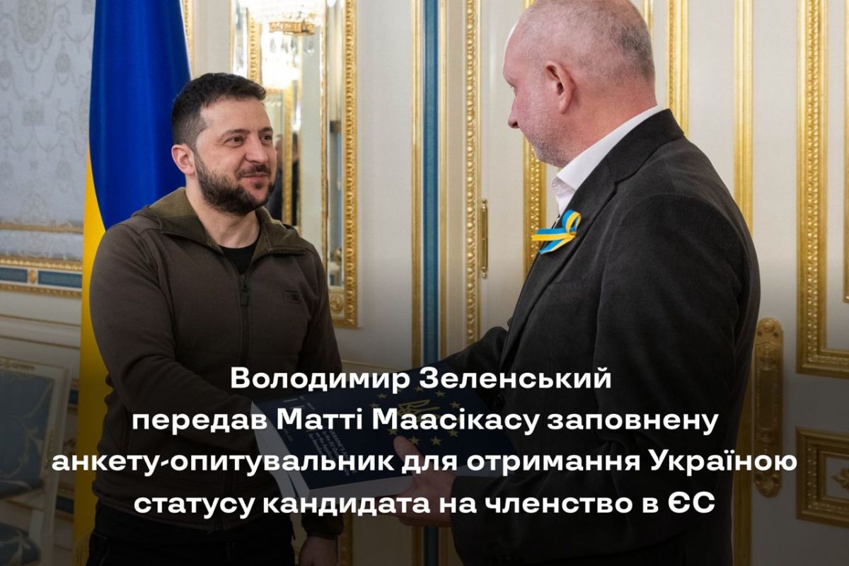 Російське вторгнення в Україну : Президент Володимир Зеленський передав главі представництва Європейського Союзу в Україні Матті Маасікасу заповнену анкету-опитувальник Російське вторгнення в Україну : Президент Володимир Зеленський передав главі представництва Європейського Союзу в Україні Матті Маасікасу заповнену анкету-опитувальник