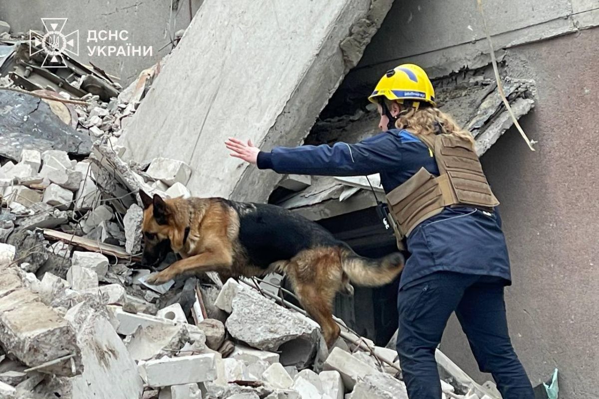 Чернігів. Станом на ранок загинуло 18 осіб та 77 постраждало (з них 4 дитини) в т.ч. 3 особи врятовано з-під завалів. Аварійно-рятувальні роботи тривають. Чернігів. Станом на ранок загинуло 18 осіб та 77 постраждало (з них 4 дитини) в т.ч. 3 особи врятовано з-під завалів. Аварійно-рятувальні роботи тривають.