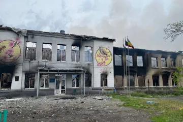 ​Російські загарбники обстріляли школу в Авдіївці фосфорними боєприпасами. Від будівлі залишились лише стіни.
