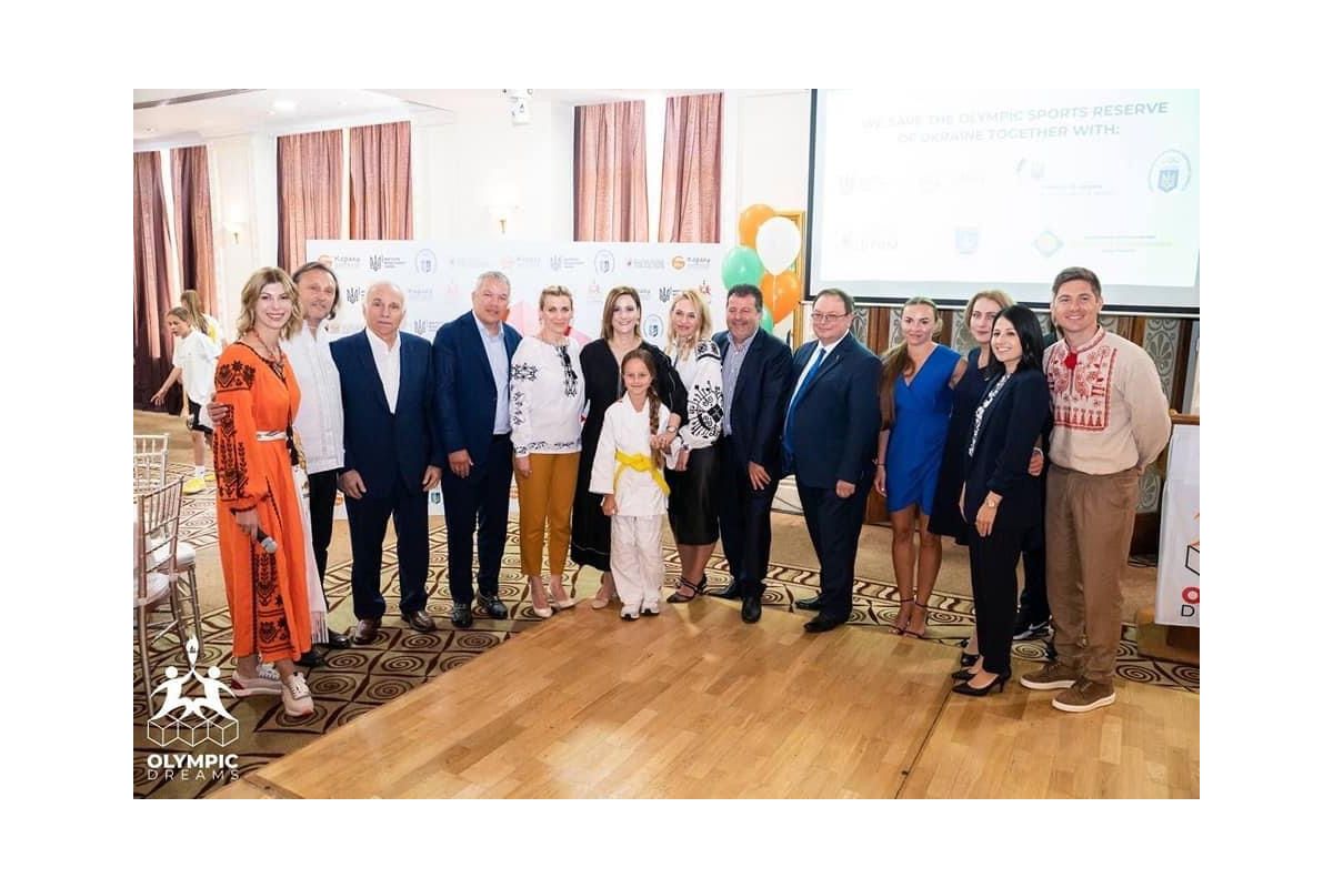 До Дня вишиванки Перша Леді України Олена Зеленська передала вишиванку з власним автографом у проєкт Olympic Dreams на підтримку юних спортсменів До Дня вишиванки Перша Леді України Олена Зеленська передала вишиванку з власним автографом у проєкт Olympic Dreams на підтримку юних спортсменів