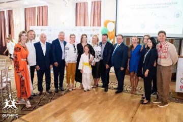 До Дня вишиванки Перша Леді України Олена Зеленська передала вишиванку з власним автографом у проєкт Olympic Dreams на підтримку юних спортсменів До Дня вишиванки Перша Леді України Олена Зеленська передала вишиванку з власним автографом у проєкт Olympic Dreams на підтримку юних спортсменів