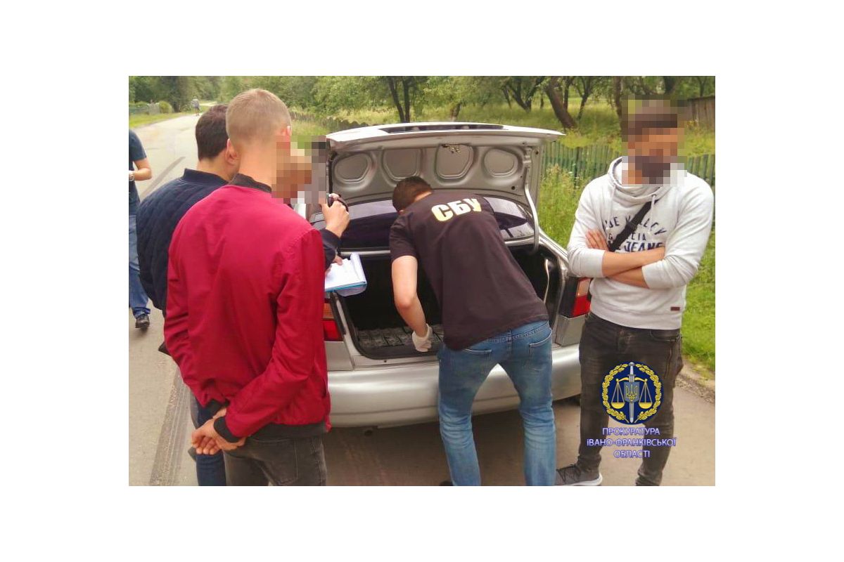 Голову ОТГ на Прикарпатті викрито на хабарі у 3400 доларів США (ФОТО) Голову ОТГ на Прикарпатті викрито на хабарі у 3400 доларів США (ФОТО)