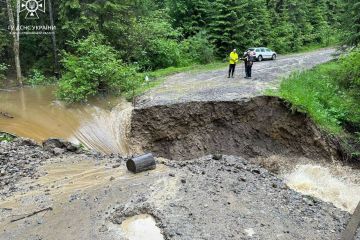 Негода на Прикарпатті: розмило дороги у кількох районах Негода на Прикарпатті: розмило дороги у кількох районах