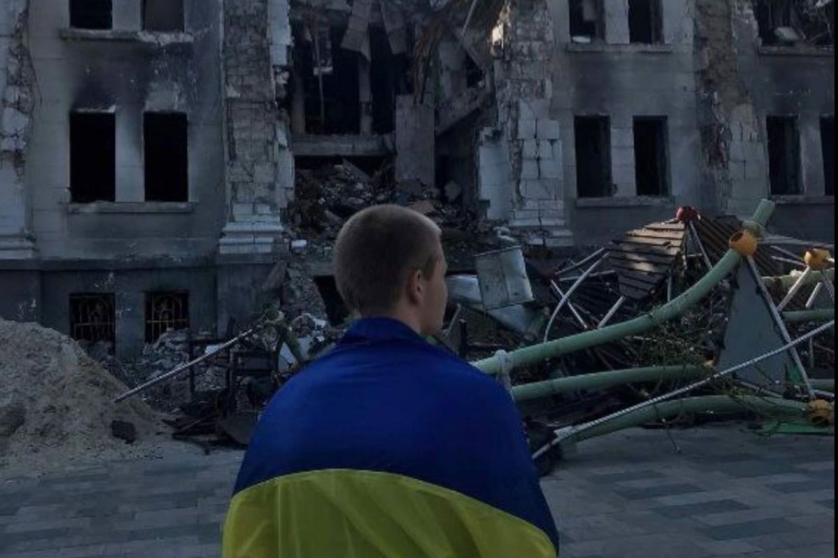 Маріуполь не здається: підліток вийшов на площу біля розбомбленого рашистами Драмтеатру з прапором України Маріуполь не здається: підліток вийшов на площу біля розбомбленого рашистами Драмтеатру з прапором України