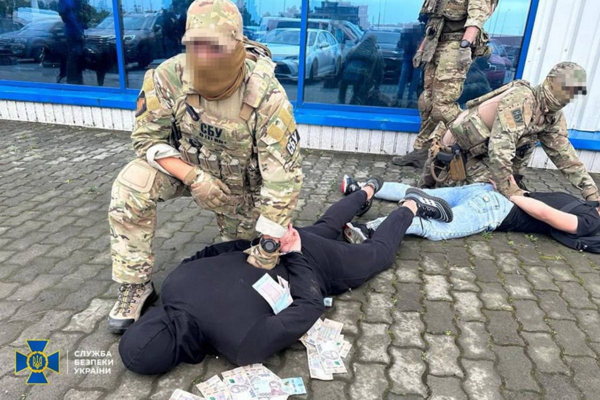 СБУ викрила чоловіків, які мобілізувалися до ЗСУ, але залишили підрозділ і займалися рекетом СБУ викрила чоловіків, які мобілізувалися до ЗСУ, але залишили підрозділ і займалися рекетом