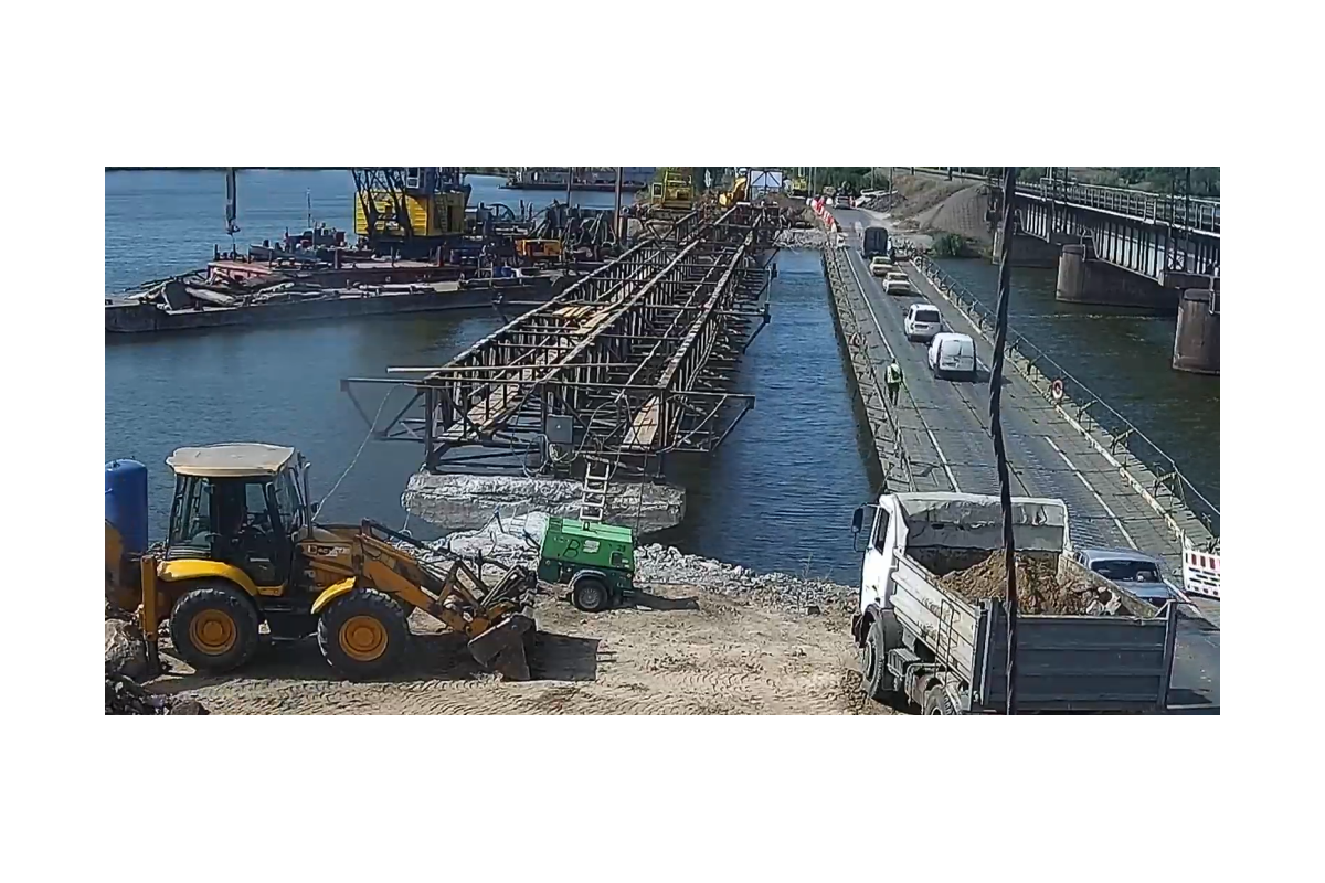 Під Нікополем почалось відновлення зруйнованого мосту через річку Чортомлик Під Нікополем почалось відновлення зруйнованого мосту через річку Чортомлик