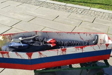 В Осло біля парламенту Норвегії на антивоєнній акції можна побачити труну з путіним В Осло біля парламенту Норвегії на антивоєнній акції можна побачити труну з путіним