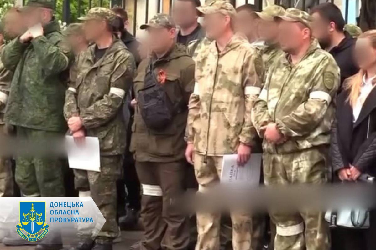 Проводять незаконні перевірки, допитують громадян та агітують отримувати російські паспорти - підозрюються десятеро експоліцейських з Маріуполя Проводять незаконні перевірки, допитують громадян та агітують отримувати російські паспорти - підозрюються десятеро експоліцейських з Маріуполя