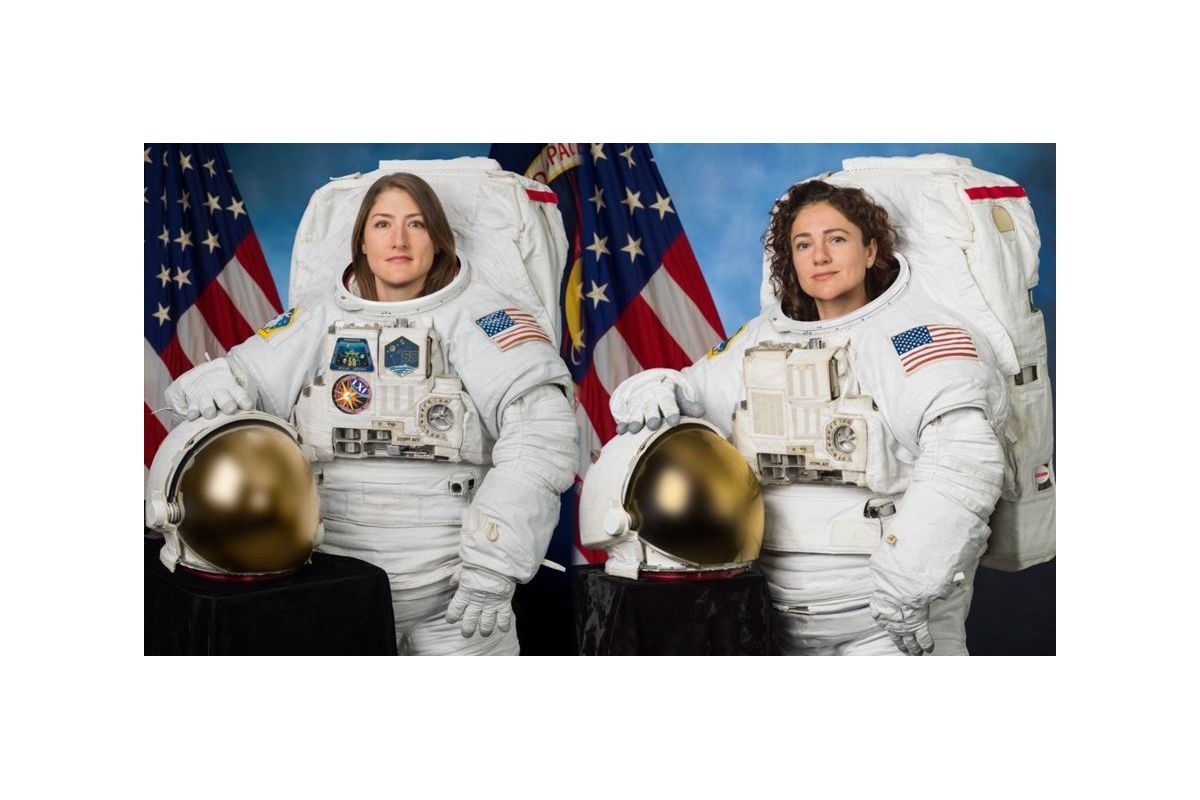 NASA відправили двох жінок-астронавтів у відкритий космос NASA відправили двох жінок-астронавтів у відкритий космос