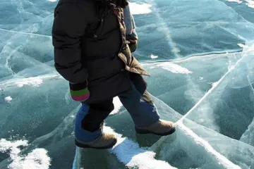 ​І лише лід вкрив водойми, як в нас з’явились юні фігуристи, які ковзають по водоймах!