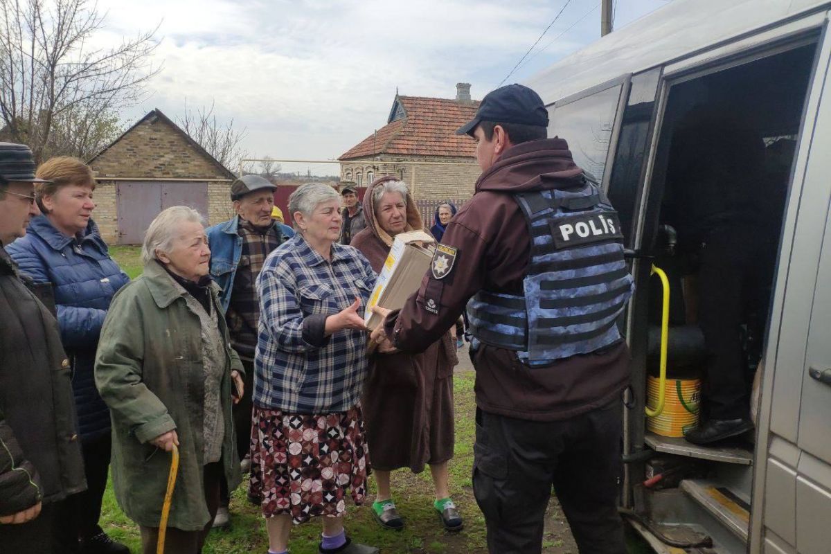 Російське вторгнення в Україну : Вони доїжджають туди, куди інші не їдуть. В умовах війни поліцейські Курахового взяли на себе додатковий обов’язок – доставляти гуманітарну допомогу в найгарячіші райони, де обстріли не припиняються.