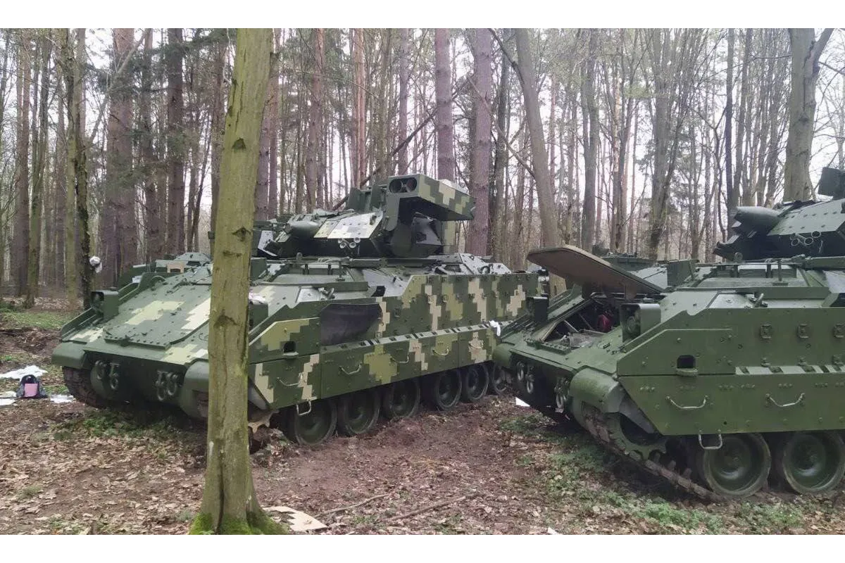 Перші БМП Bradley вже на полі бою в Україні, — підтвердив представник Пентагону Чарлі Дітц