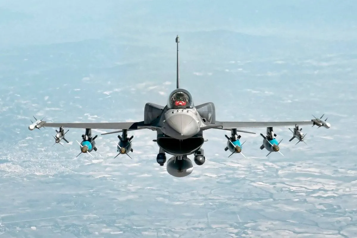 США можуть навчити українських пілотів літати на F-16 за чотири місяці замість 18