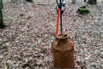 На Львовщине в лесу откопали бидоны с документами УПА: они пролежали около 70 лет. Фото На Львовщине в лесу откопали бидоны с документами УПА: они пролежали около 70 лет. Фото