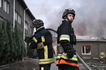 Вночі ворог безжально обстрілював Херсон. Через ворожі прильоти виникло одразу декілька пожеж, - ДСНС Вночі ворог безжально обстрілював Херсон. Через ворожі прильоти виникло одразу декілька пожеж, - ДСНС