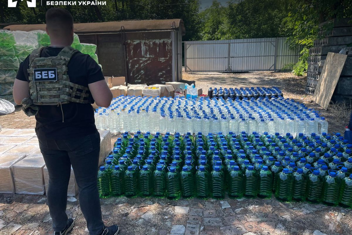 БЕБ викрило підпільний цех з виготовлення алкоголю на Київщині БЕБ викрило підпільний цех з виготовлення алкоголю на Київщині