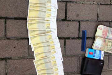 Столичною прокуратурою повідомлено про підозру фальшивомонетнику, який збув підробленої валюти на суму понад 210 тисяч гривень Столичною прокуратурою повідомлено про підозру фальшивомонетнику, який збув підробленої валюти на суму понад 210 тисяч гривень