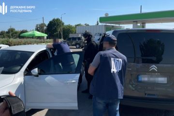 ДБР затримало прокурора Бердянської окружної прокуратури на хабарі у 25 тисяч доларів США ДБР затримало прокурора Бердянської окружної прокуратури на хабарі у 25 тисяч доларів США