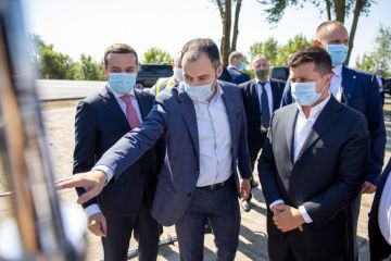 Владимир Зеленский на Запорожье ознакомился с реконструкцией международной трассы М-18 Харьков – Ялта в рамках программы «Большое строительство» Владимир Зеленский на Запорожье ознакомился с реконструкцией международной трассы М-18 Харьков – Ялта в рамках программы «Большое строительство»