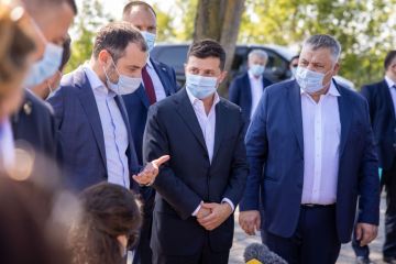 Владимир Зеленский на Запорожье ознакомился с реконструкцией международной трассы М-18 Харьков – Ялта в рамках программы «Большое строительство» Владимир Зеленский на Запорожье ознакомился с реконструкцией международной трассы М-18 Харьков – Ялта в рамках программы «Большое строительство»