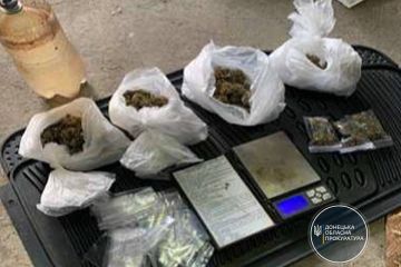 У Слов’янську викрито групу осіб, яка займалась збутом канабісу та метамфетаміну У Слов’янську викрито групу осіб, яка займалась збутом канабісу та метамфетаміну