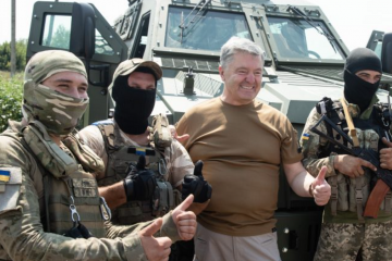 Техніка для десятка бригад: стало відомо, що Порошенко привіз на фронт і що ще привезе Техніка для десятка бригад: стало відомо, що Порошенко привіз на фронт і що ще привезе