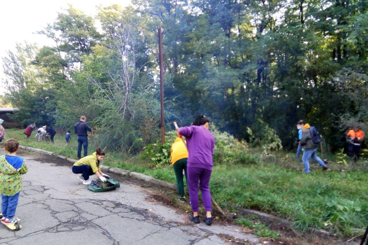 У Дніпрі на мікрорайоні Кротова мешканці провели суботник під гаслом «Стоп насилля!» У Дніпрі на мікрорайоні Кротова мешканці провели суботник під гаслом «Стоп насилля!»