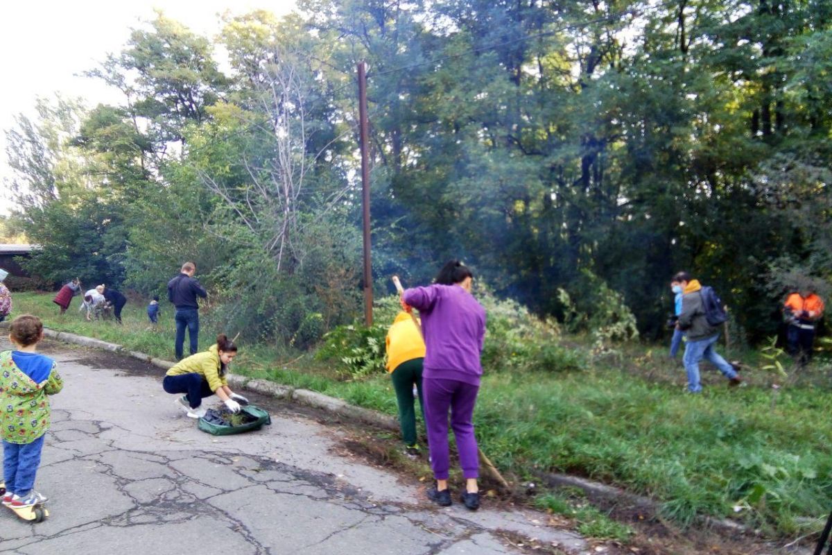 У Дніпрі на мікрорайоні Кротова мешканці провели суботник під гаслом «Стоп насилля!»