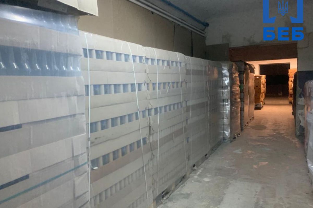 За результатами обшуків БЕБ вилучено 2500 пляшок контрафактного алкоголю За результатами обшуків БЕБ вилучено 2500 пляшок контрафактного алкоголю