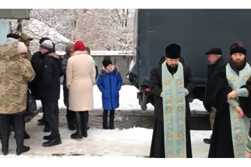 Заступник начальника відділу поліції з Громадської безпеки привіз титушок і керує захопленням храму, при цьому при тисняві вдарив у живіт бабусю  Заступник начальника відділу поліції з Громадської безпеки привіз титушок і керує захопленням храму, при цьому при тисняві вдарив у живіт бабусю