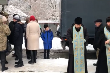 Заступник начальника відділу поліції з Громадської безпеки привіз титушок і керує захопленням храму, при цьому при тисняві вдарив у живіт бабусю Заступник начальника відділу поліції з Громадської безпеки привіз титушок і керує захопленням храму, при цьому при тисняві вдарив у живіт бабусю