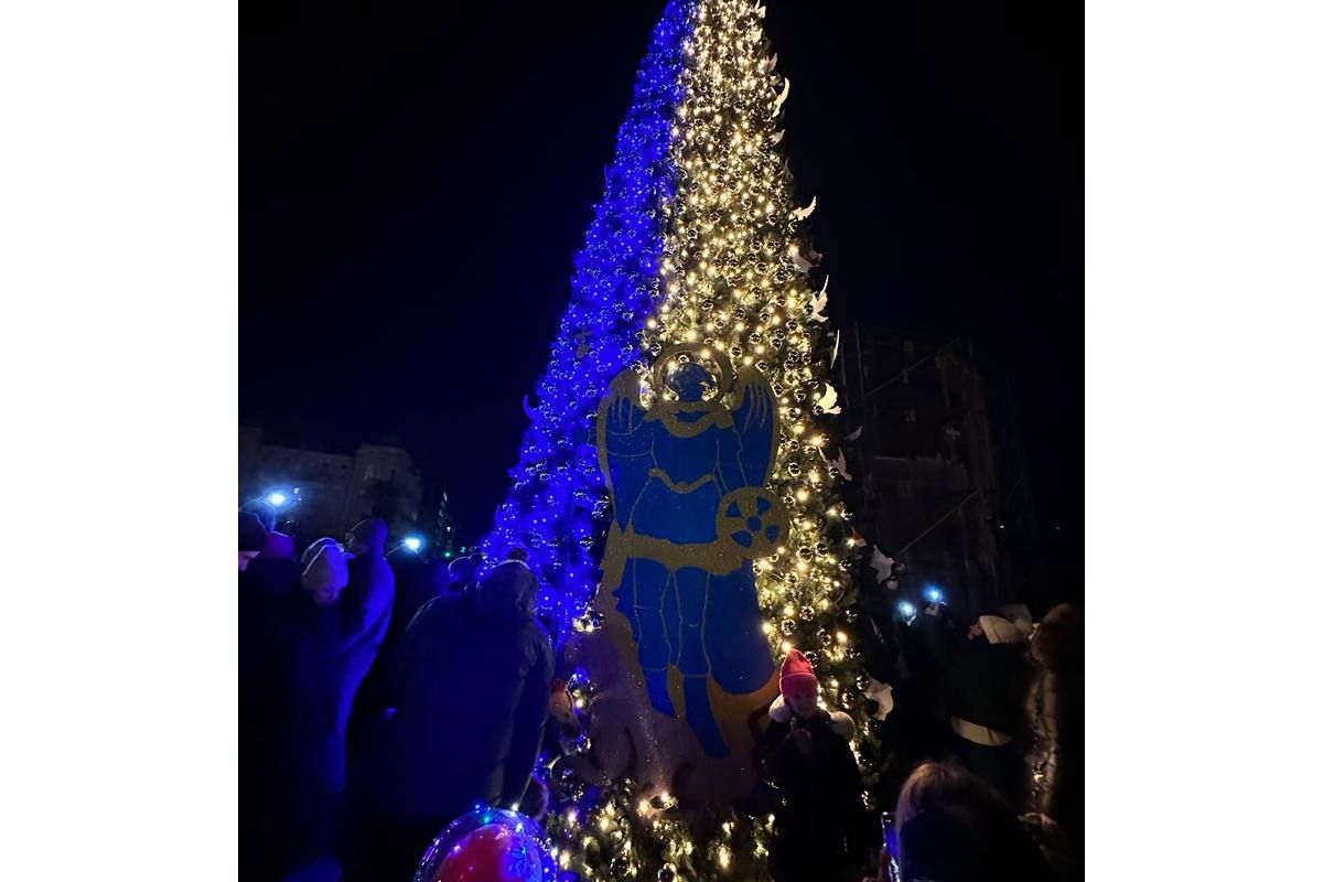 В Києві на головній ялинці України засвітили вогні В Києві на головній ялинці України засвітили вогні