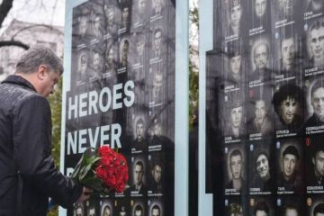 “Кіборгів” нашого часу згадали хвилиною мовчання і квітами в Дніпрі “Кіборгів” нашого часу згадали хвилиною мовчання і квітами в Дніпрі