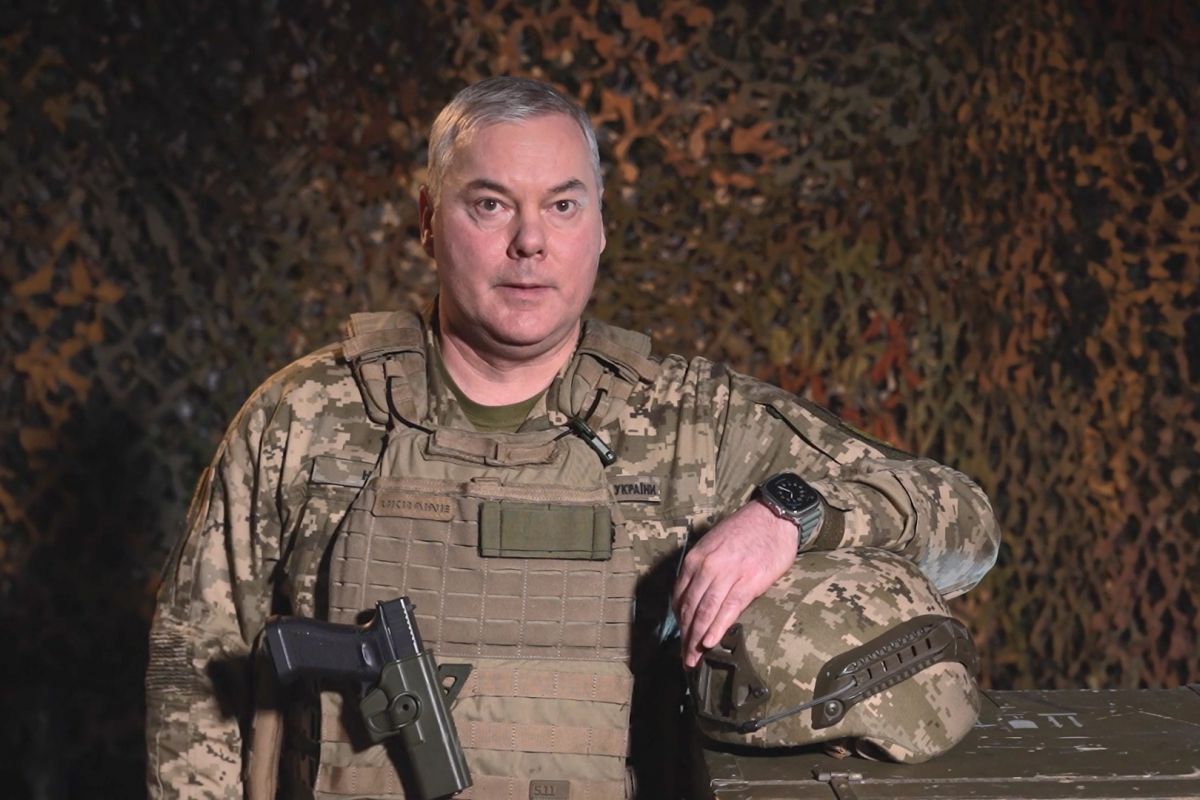 Генерал-лейтенант Сергій Наєв вшанував пам’ять українських кіборгів Генерал-лейтенант Сергій Наєв вшанував пам’ять українських кіборгів