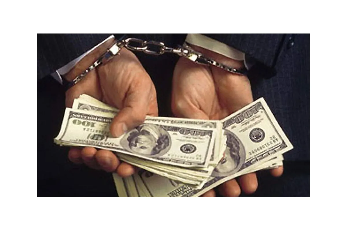 Столичні правоохоронці затримали поліцейського на одержанні 2 тис доларів США хабара